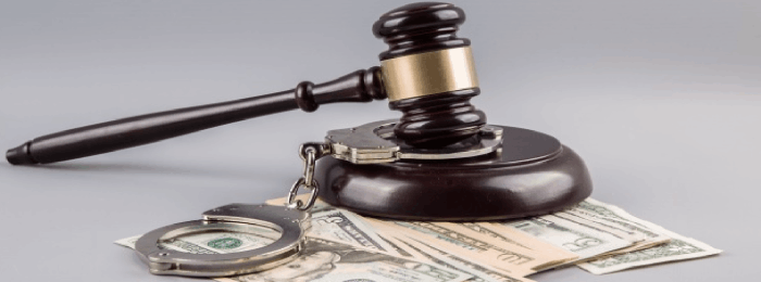 Oszust z JPMorgan próbuje uniknąć więzienia judge's gavel - money - handcuffs