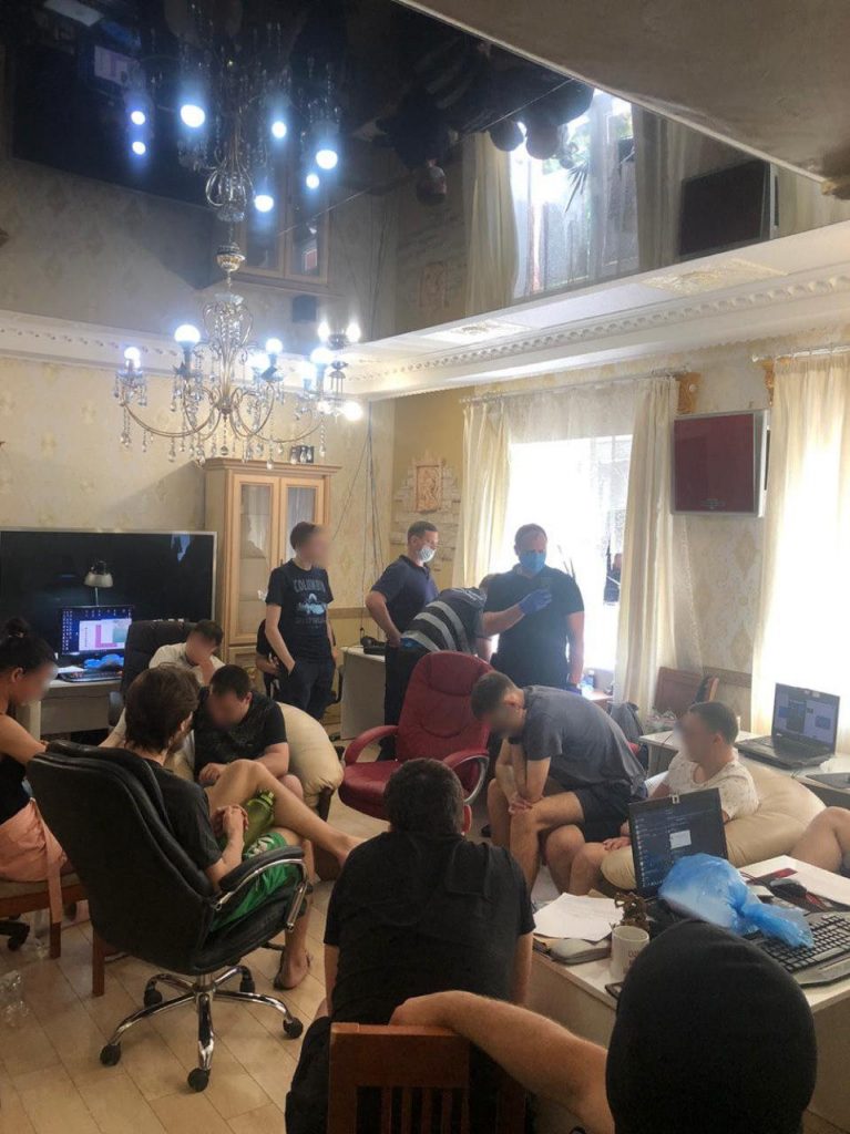 oszuści w rękach cyberpolicji