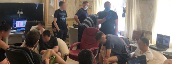 Grupa oszustów rozbita na Ukrainie ukraińska cyberpolicja robiła grupę oszustów w charkowie