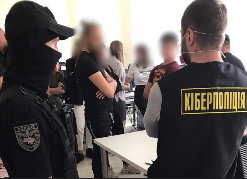 Funkcjonariusze ukraińskiej cyberpolicji w rozbitej kotłowni we Lwowie - źródło: cyberpolice.gov.ua