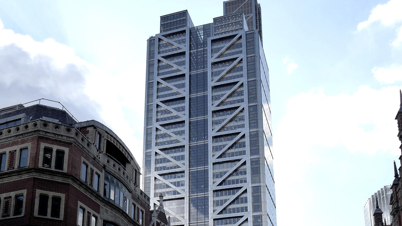Siedziba kilku londyńskich brokerów w centrum policyjnej akcji heron tower odcięte przez policję przez alarm bombowy