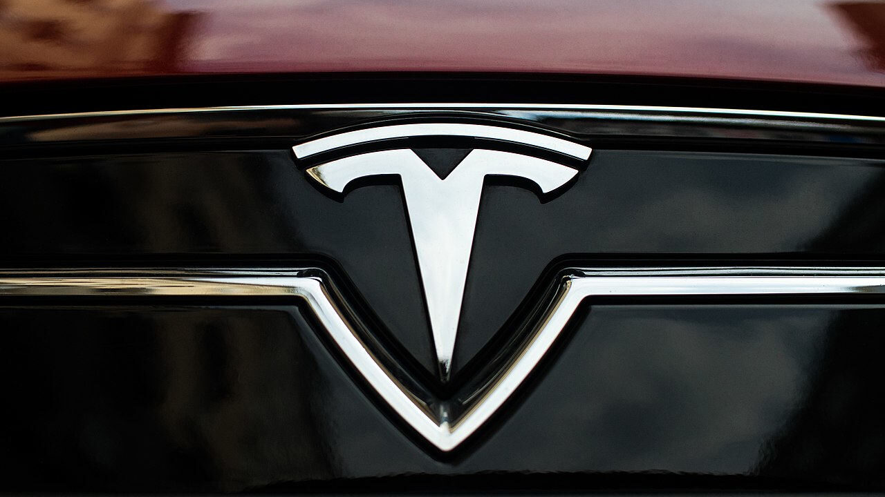 Kłopoty Tesli w USA z powodu autonomicznych samochodów tesla z kłopotami w stanach zjednoczonych