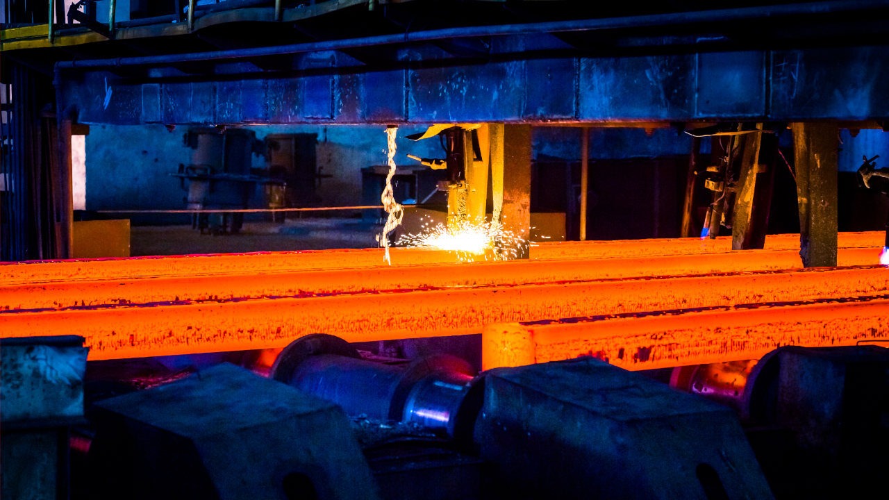 Duża zmienność na rynku metali w 2021 roku i niepewne perspektywy na 2022 rynek metali