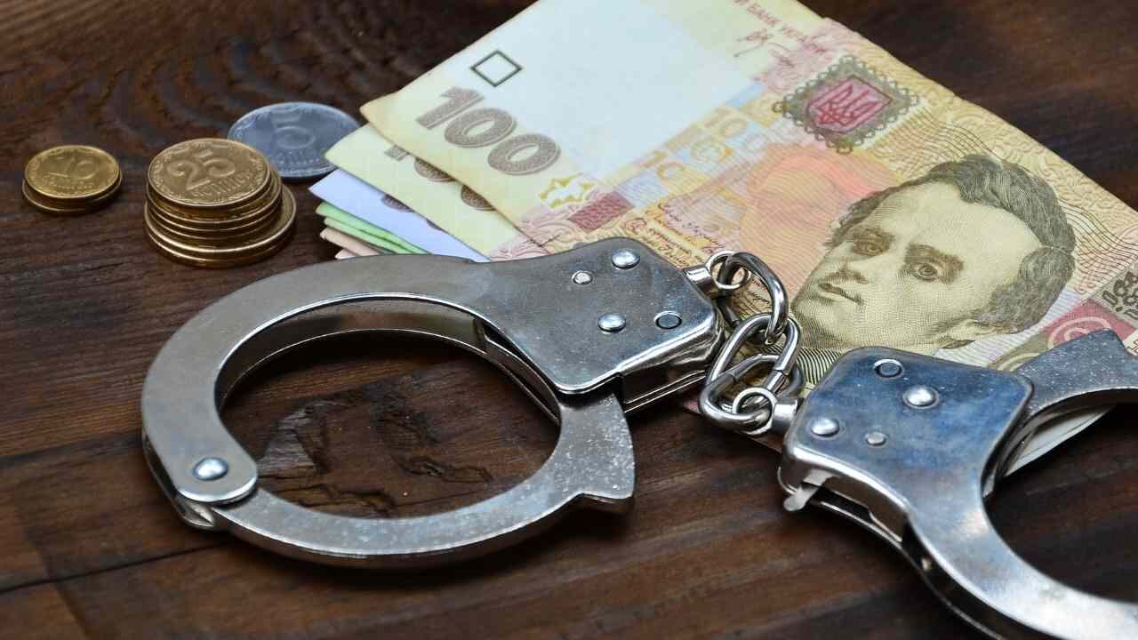Kijów: pod przykrywką krypto-biznesu ukradli klientom ok. 3 mln UAH Kijów kajdanki UAH