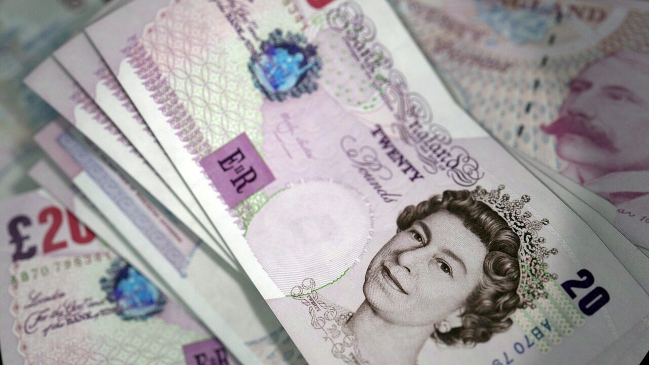 Jastrzębi Bank of England umacnia funta względem dolara funt brytyjski bank of england