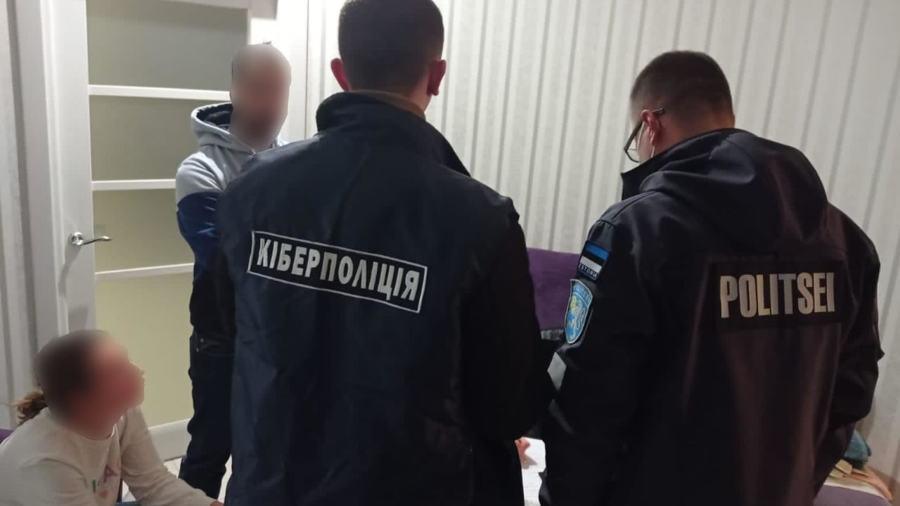 Ukraina: cyberpolicja zamknęła fałszywą platformę inwestycyjną Cybepolicja w mieszkaniu organizatorów scamu