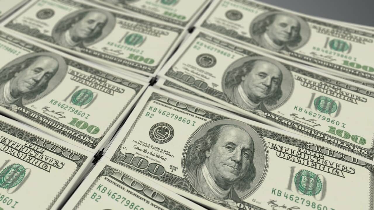 Rynek obligacji i zapowiedź recesji – Bitcoin bez szans na wzrost? MakroPrzegląd #1/4 kwiecień dolar banknoty