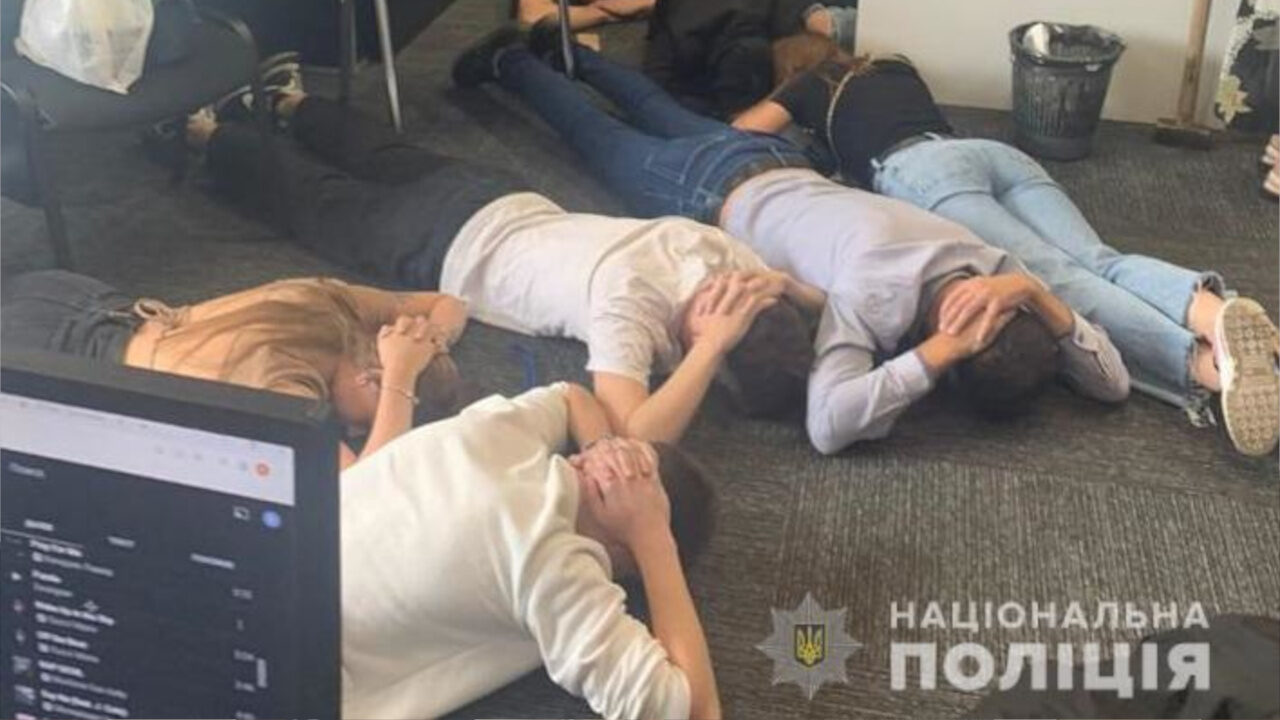 Ukraińska policja rozbiła grupę żerującą na ofiarach oszustw ukraińska policja aresztuje oszustów