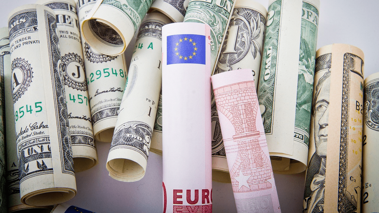Fed i EBC zmierzają w różnych kierunkach. Euro osłabi się względem dolara? euro dolar